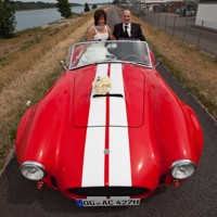Maike und Marco in einer roten Cobra